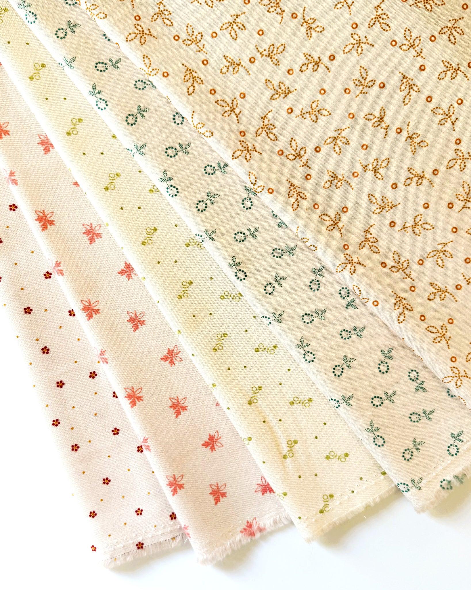 Lori Holt Gentler Times Fabric Fat Quarter Bundle - 5pc Beige/Low Volume Color Bundle