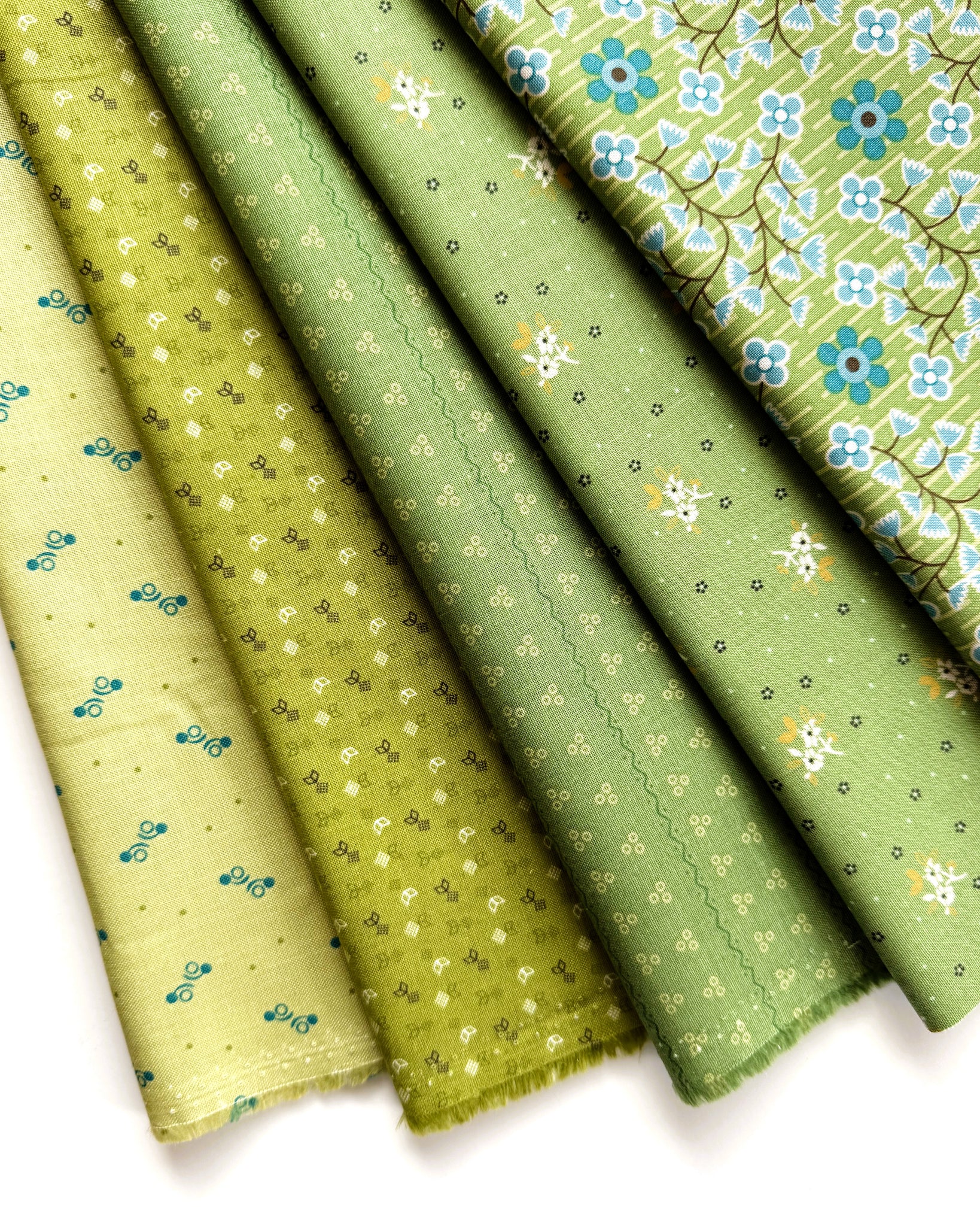 Lori Holt Gentler Times Fabric Fat Quarter Bundle - 5pc Green Color Bundle